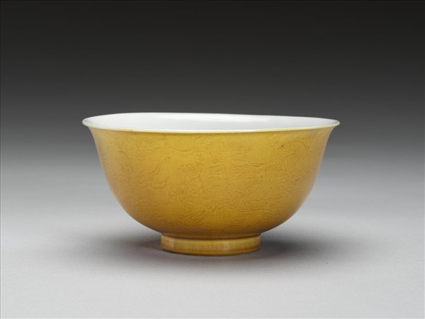 黃釉白裡劃花龍紋碗