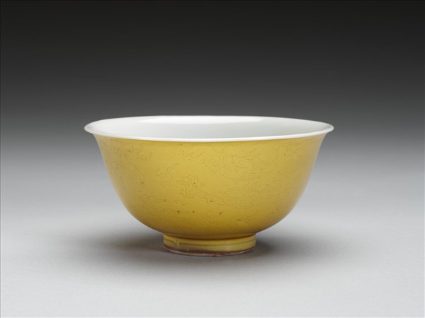 黃釉白裡劃花龍紋碗