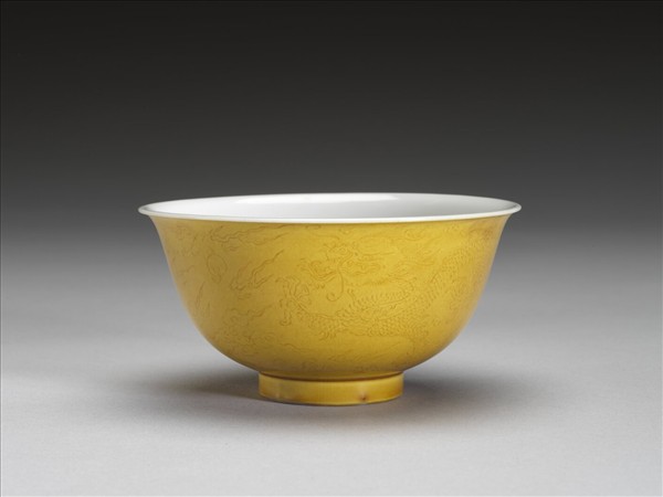 黃釉白裡劃花龍紋碗