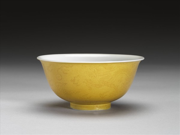 黃釉白裡劃花龍紋碗