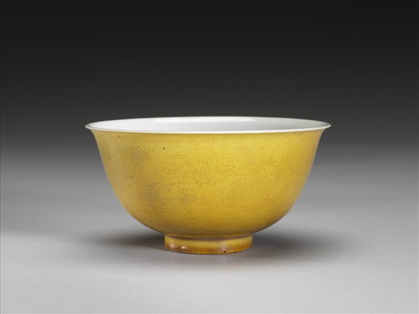 黃釉白裡劃花龍紋碗