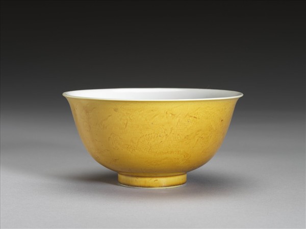 黃釉白裡劃花龍紋碗