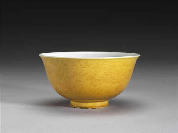黃釉白裡劃花龍紋碗