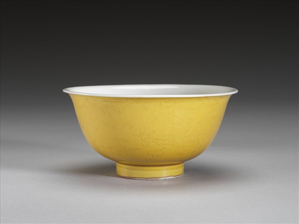 黃釉白裡劃花龍紋碗