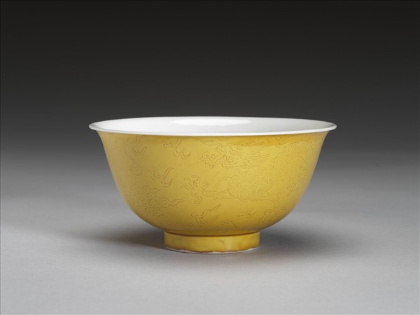 黃釉白裡劃花龍紋碗