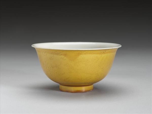 黃釉白裡劃花龍紋碗