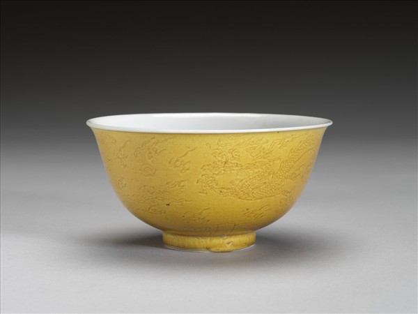 黃釉白裡劃花龍紋碗
