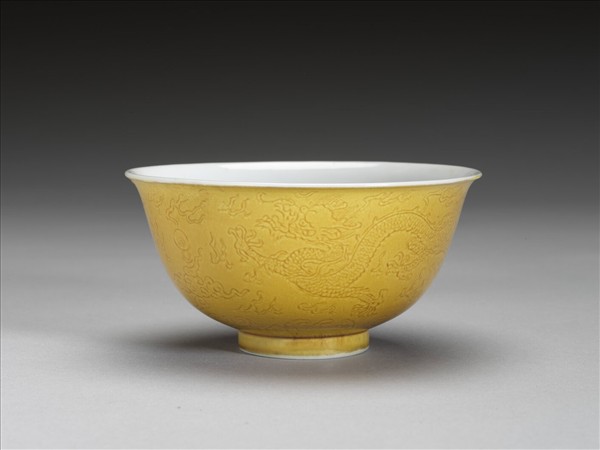 黃釉白裡劃花龍紋碗