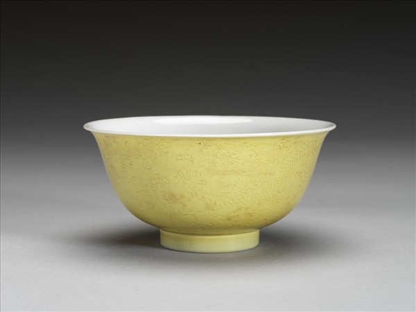 黃釉白裡劃花龍紋碗