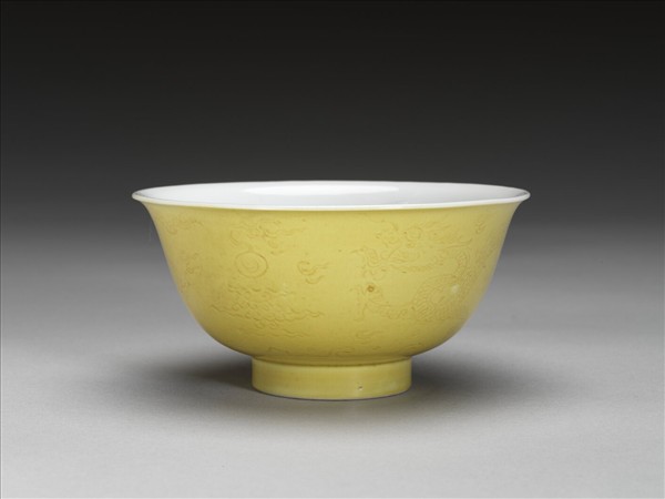 黃釉白裡劃花龍紋碗
