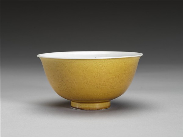 黃釉白裡劃花龍紋碗