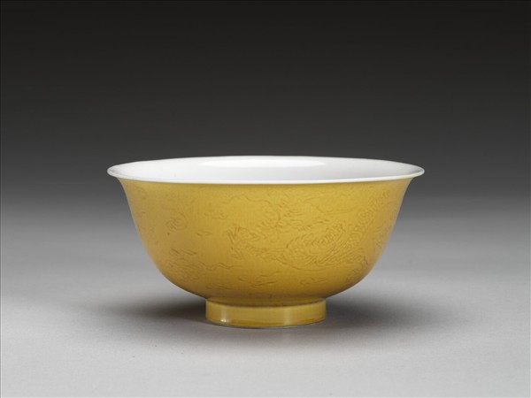 黃釉白裡劃花龍紋碗