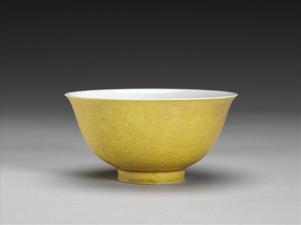 黃釉白裡劃花龍紋碗