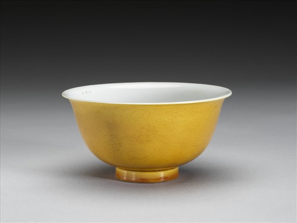 黃釉白裡劃花龍紋碗