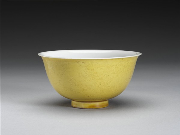 黃釉白裡劃花龍紋碗