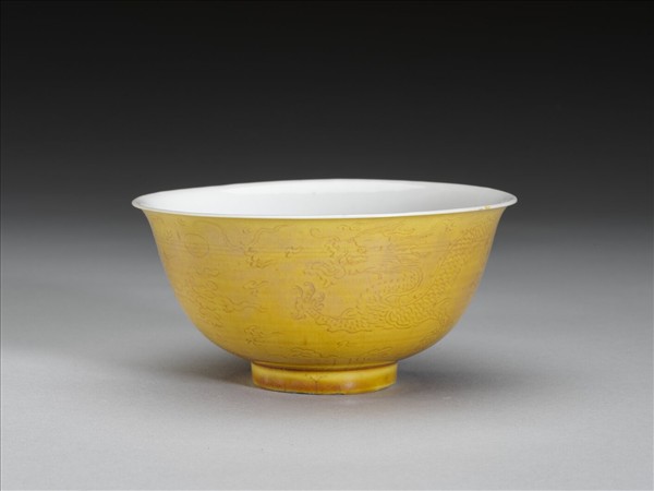 黃釉白裡劃花龍紋碗