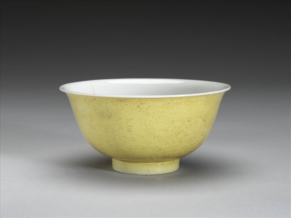 黃釉白裡劃花龍紋碗