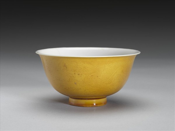 黃釉白裡劃花龍紋碗