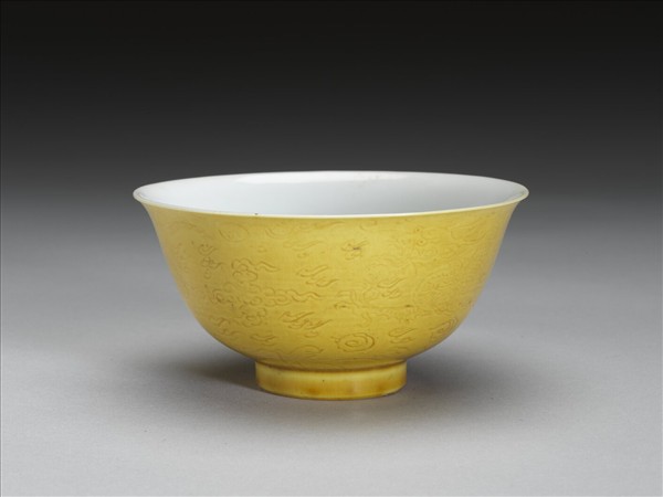 黃釉白裡劃花龍紋碗