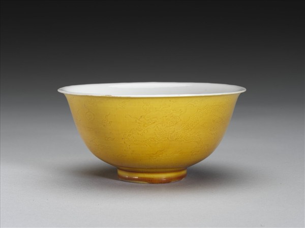 黃釉白裡劃花龍紋碗