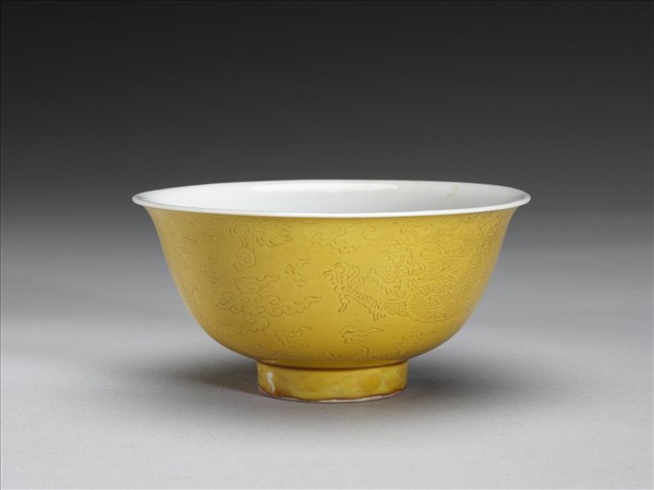 黃釉白裡劃花龍紋碗