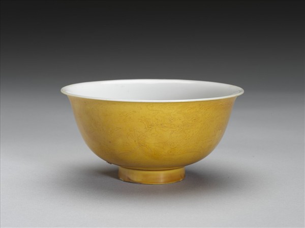 黃釉白裡劃花龍紋碗