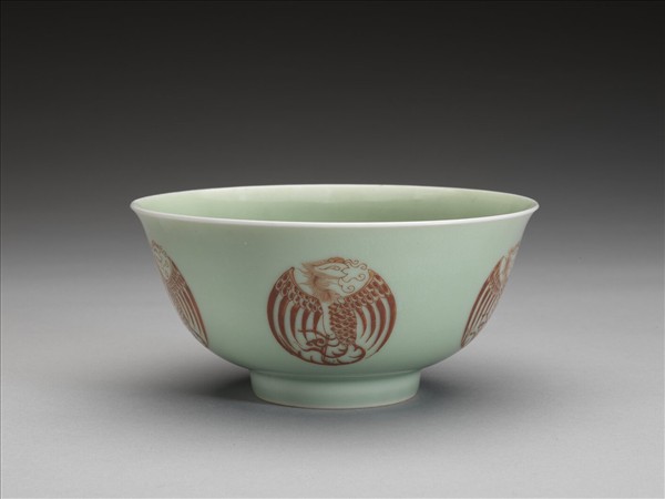 冬青釉裡紅團鳳紋碗