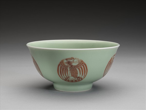 冬青釉裡紅團鳳紋碗