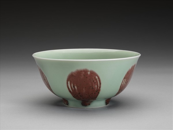 冬青釉裡紅團鳳紋碗
