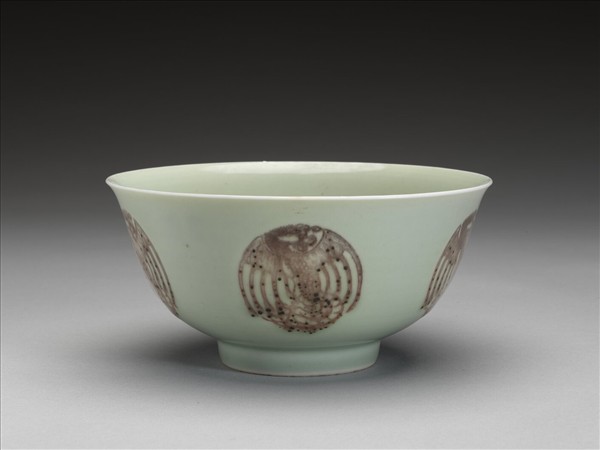 冬青釉裡紅團鳳紋碗