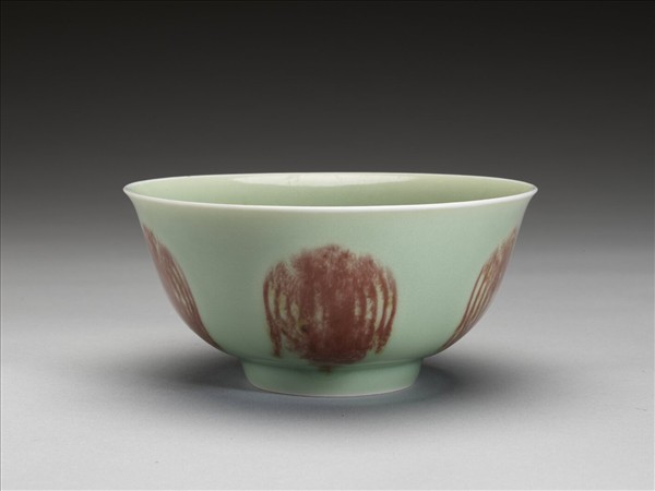 冬青釉裡紅團鳳紋碗