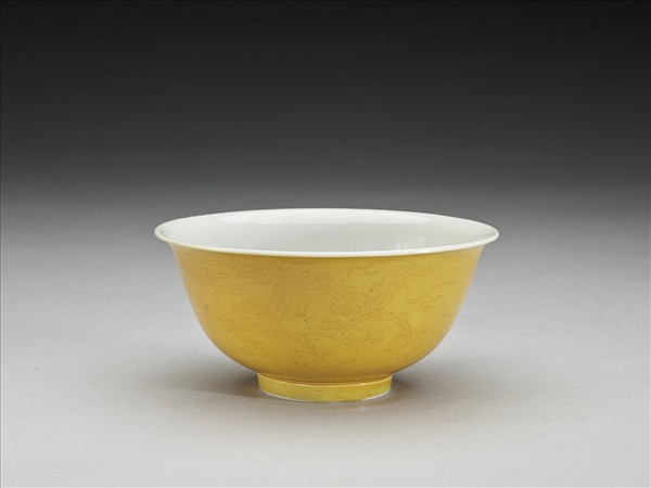 黃釉白裡劃花龍紋碗