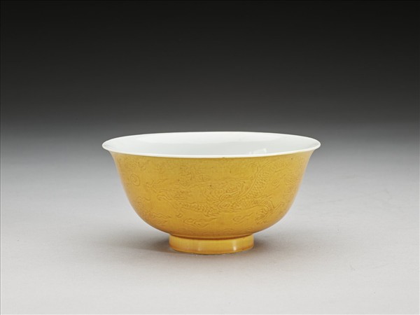 黃釉白裡劃花龍紋碗