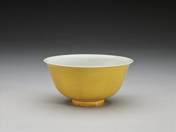 黃釉白裡劃花龍紋碗