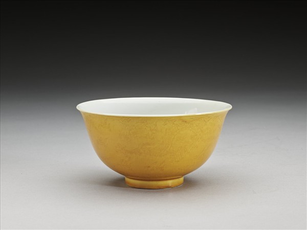 黃釉白裡劃花龍紋碗