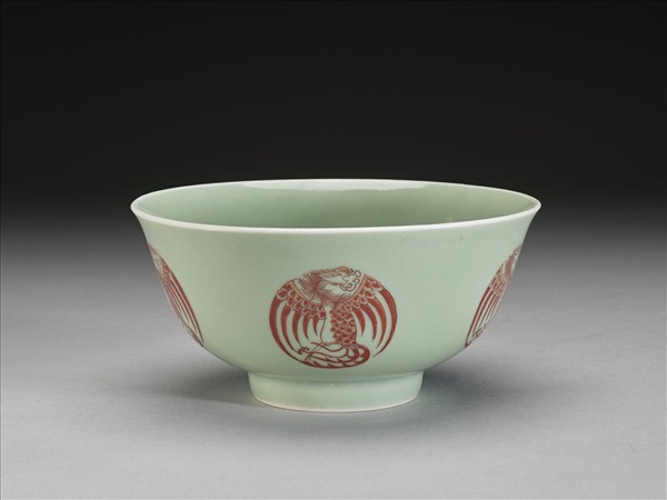 冬青釉裡紅團鳳紋碗