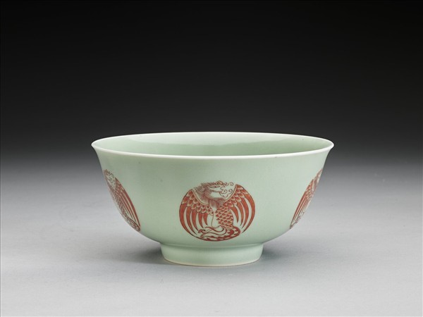 冬青釉裡紅團鳳紋碗