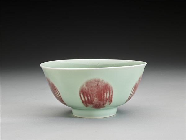 冬青釉裡紅團鳳紋碗
