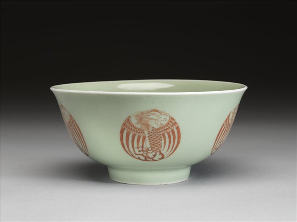 冬青釉裡紅團鳳紋碗