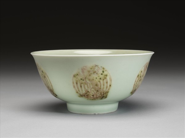 冬青釉裡紅團鳳紋碗