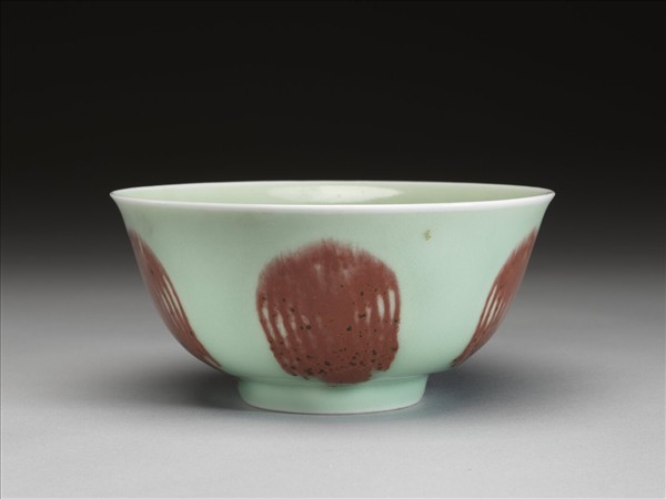 冬青釉裡紅團鳳紋碗