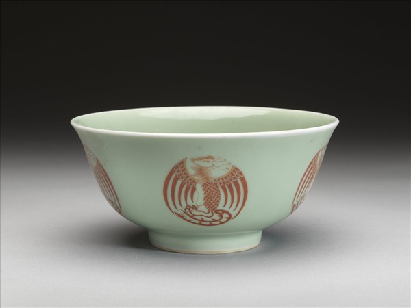 冬青釉描紅團鳳紋碗