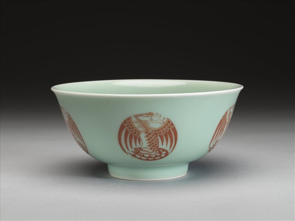 冬青釉描紅團鳳紋碗