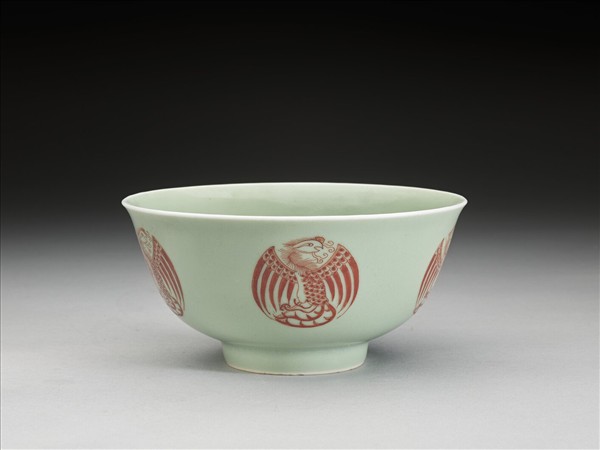 冬青釉裡紅團鳳紋碗