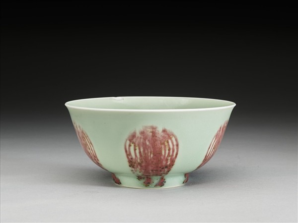冬青釉裡紅團鳳紋碗