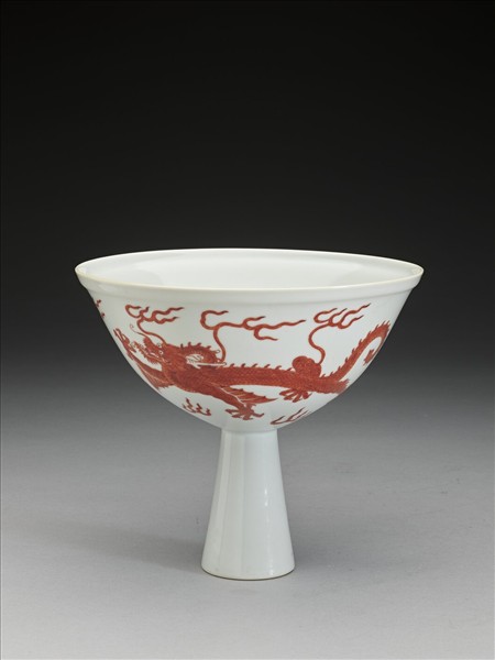 描紅龍紋高足碗