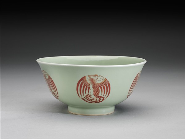 冬青釉描紅團鳳紋碗
