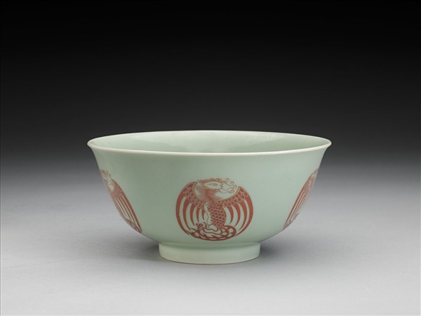 冬青釉描紅團鳳紋碗