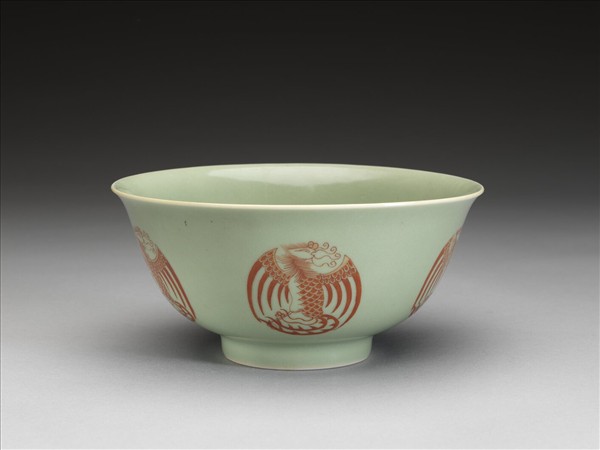 冬青釉描紅團鳳紋碗