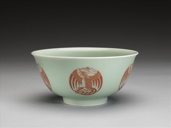 冬青釉描紅團鳳紋碗